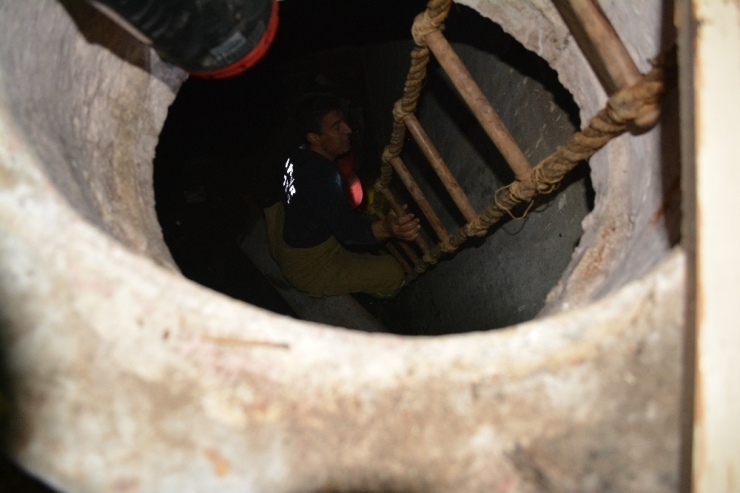 Bir Haftadır Kuyuda Yaşam Savaşı Veren Kediyi İtfaiye Kurtardı