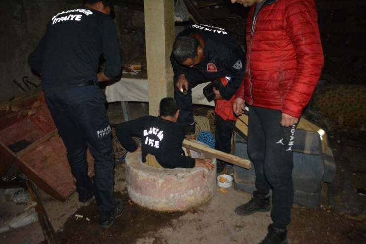 Bir Haftadır Kuyuda Yaşam Savaşı Veren Kediyi İtfaiye Kurtardı