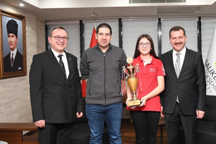 Başkan Yılmaz Balıkesirli Milli Sporcuyu Ağırladı