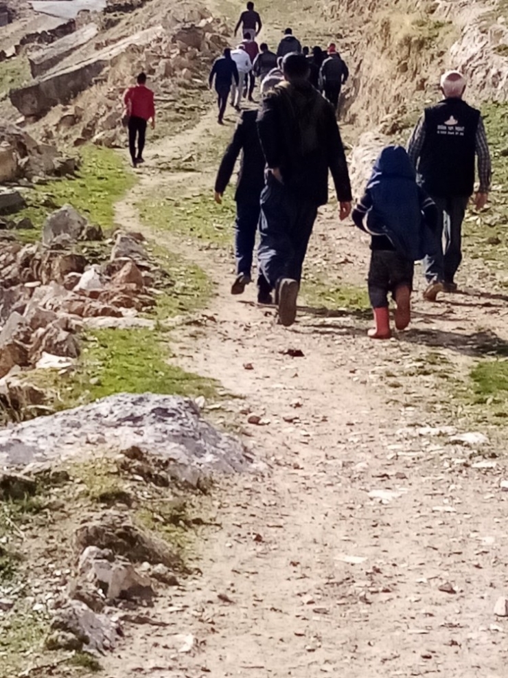 Kayalıklardan Yere Çakıldı, Yerde Kıvrılırken Üstüne Kaya Parçası Düştü
