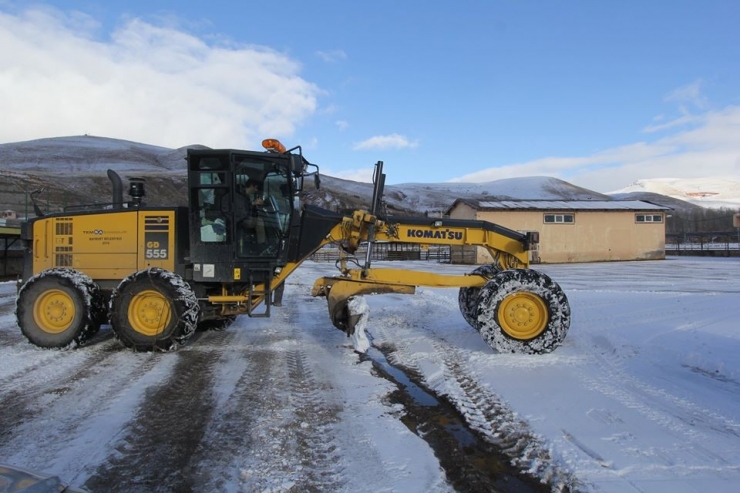 Canlı Hayvan Pazarında Kar Temizliği