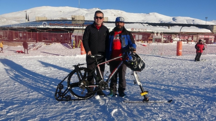 Kayak Yaparken Bile Bisikletinden Vazgeçmedi