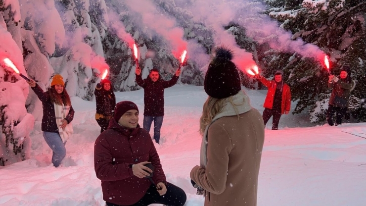 Uludağ’da Karlar Altında Meşaleli Muhteşem Evlilik Teklifi