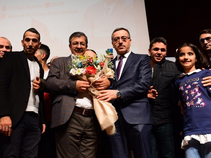 Şair-yazar Hayati İnanç Sevgisi Salona Sığmadı