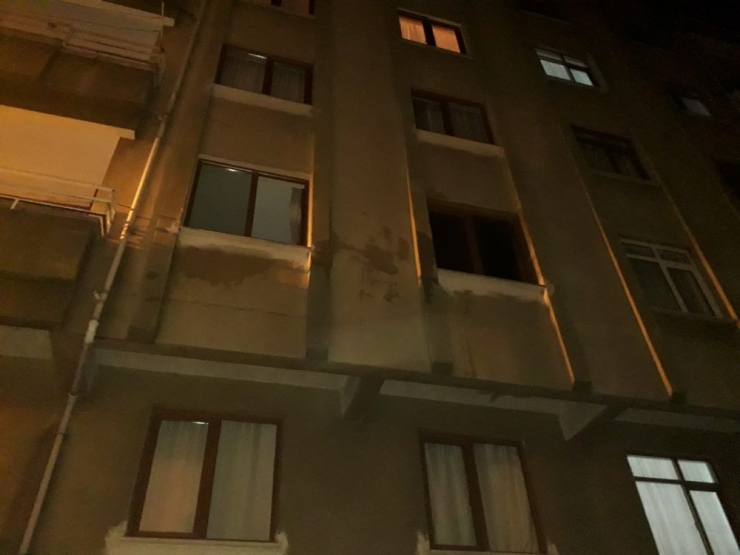 Yangında Mahsur Kalan Anne Ve Çocuklarını İtfaiye Kurtardı