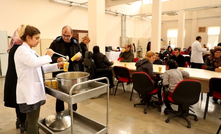 Büyükşehir Belediyesi’nden Engelli Kursiyerlere Çorba İkramı