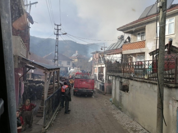 Ahşap Ev Çatıdaki Elektrik Tesisatı Kısa Devre Yapınca Yandı