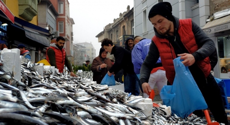 5 Liralık Hamsi İzdihamı, Vatandaşlar Birbirleriyle Yarıştı
