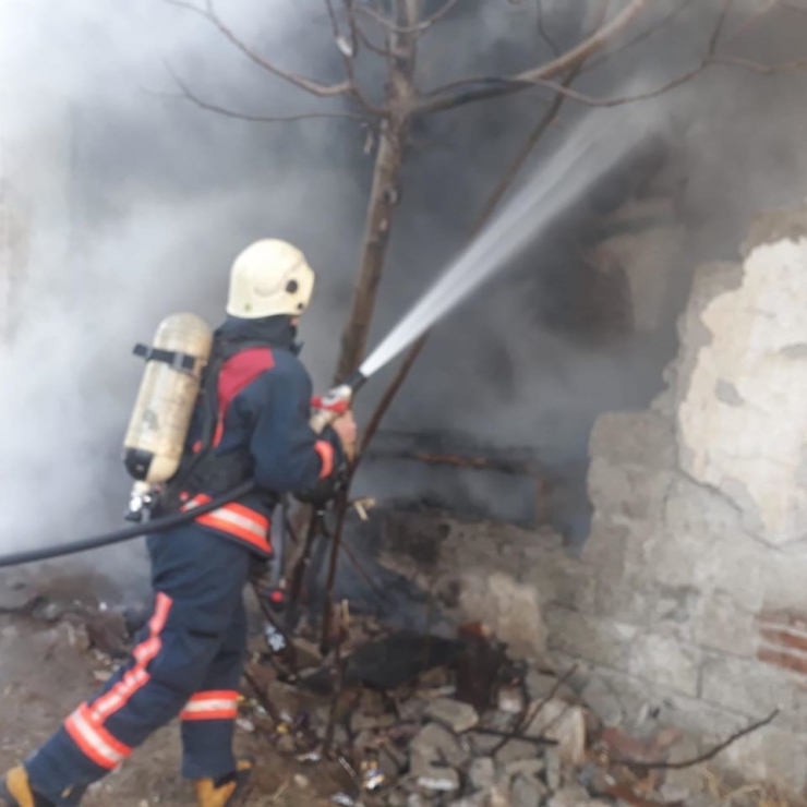 Elazığ’da Metruk Ev Yangını