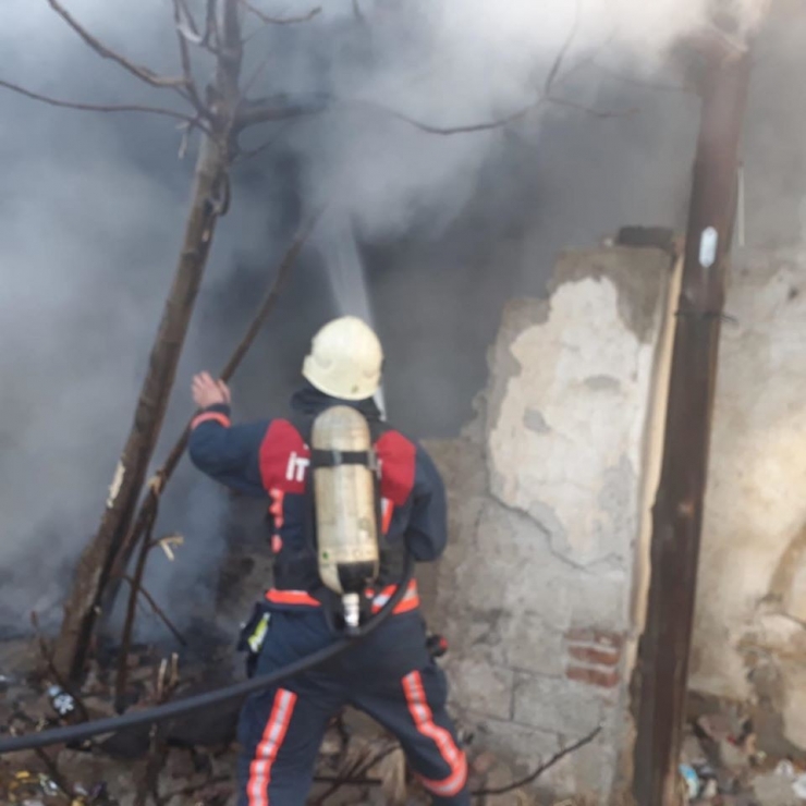Elazığ’da Metruk Ev Yangını