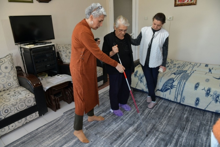 Çiğli Belediyesinden Görme Engelli Vatandaşlara Ev Ziyareti