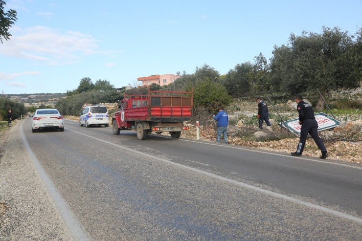 Erdemli’de İzinsiz Tabelalar Sökülüyor