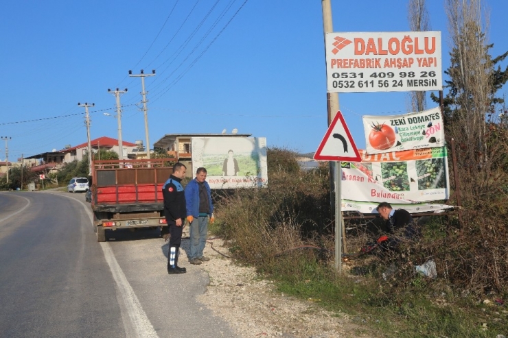 Erdemli’de İzinsiz Tabelalar Sökülüyor