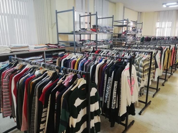 Esenyurt Belediyesi’nden İhtiyaç Sahibi Ailelere Yardım Eli