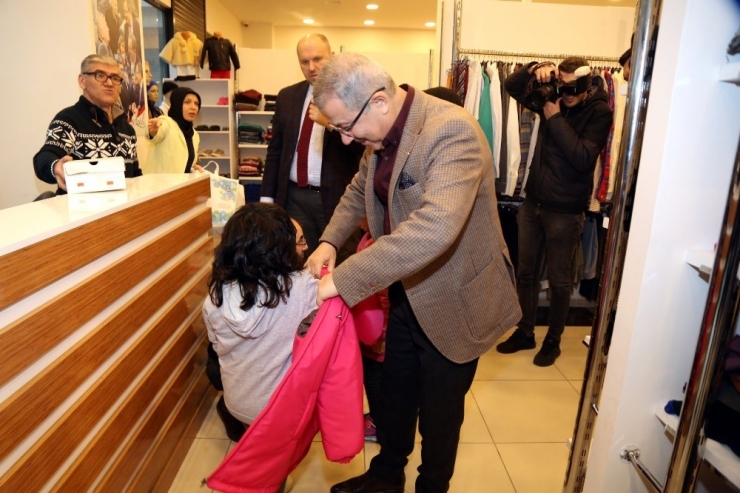 Başkan Deniz Köken, Çocuklara Bot Ve Mont Hediye Etti