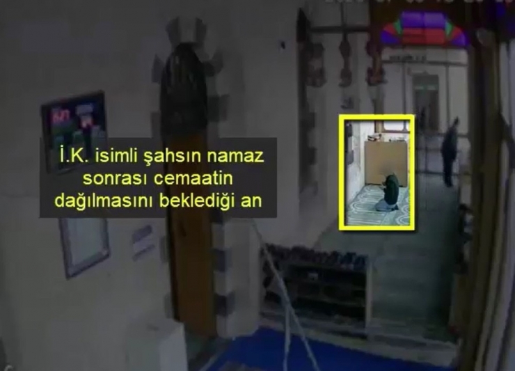 Namaz Kılar Gibi Yaptı Valizi Çaldı
