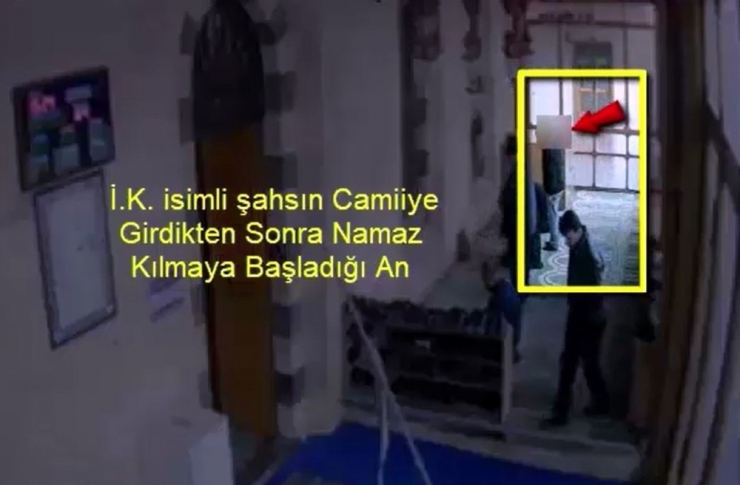 Namaz Kılar Gibi Yaptı Valizi Çaldı