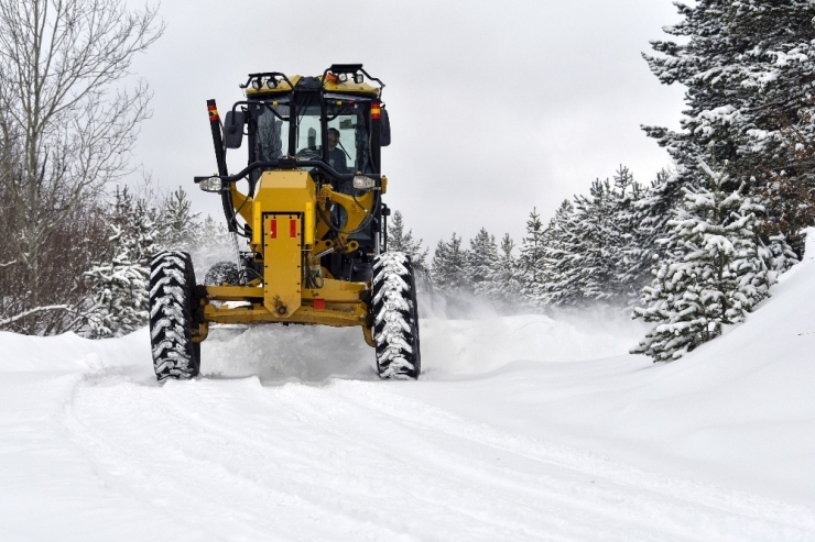 Gümüşhane’de Karla Mücadele Çalışmaları Devam Ediyor