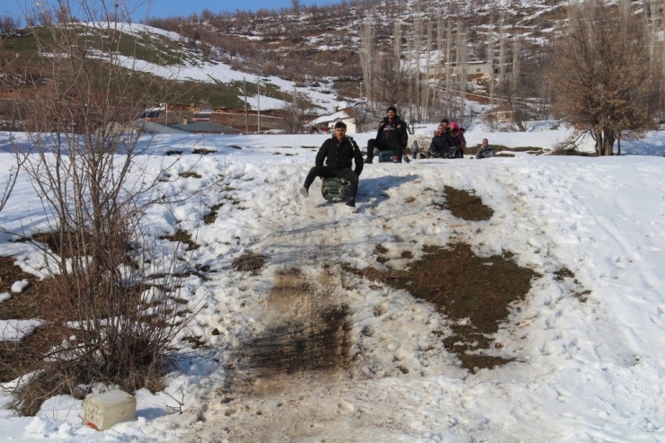 Şemdinli’de Çocukların Kızak Keyfi