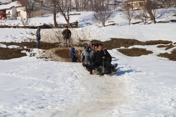 Şemdinli’de Çocukların Kızak Keyfi