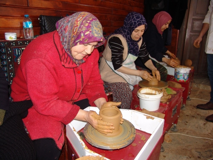 Kadınlar Çömlek Yaparken Bir Biriyle Yarışıyor