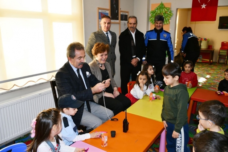 Polisler Minik Öğrencilerle Buluştu