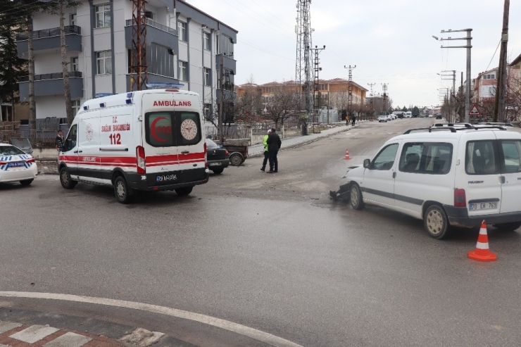 Karaman’da Otomobille Hafif Ticari Araç Çarpıştı: 1 Yaralı