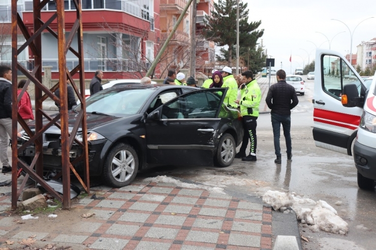 Karaman’da Otomobille Hafif Ticari Araç Çarpıştı: 1 Yaralı