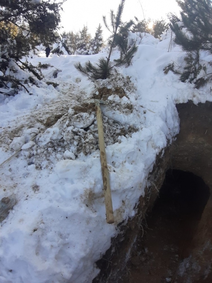 Altın Dolu Lahit Bulma Umuduyla Kazı Yapan 3 Şüpheli Yakalandı