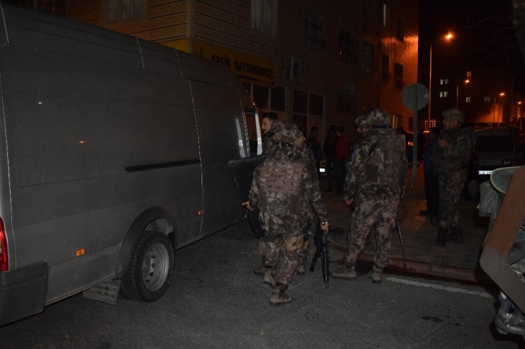 Ailesiyle Tartıştı, Balkona Çıkıp Tehditler Savurunca Polis Alarma Geçti