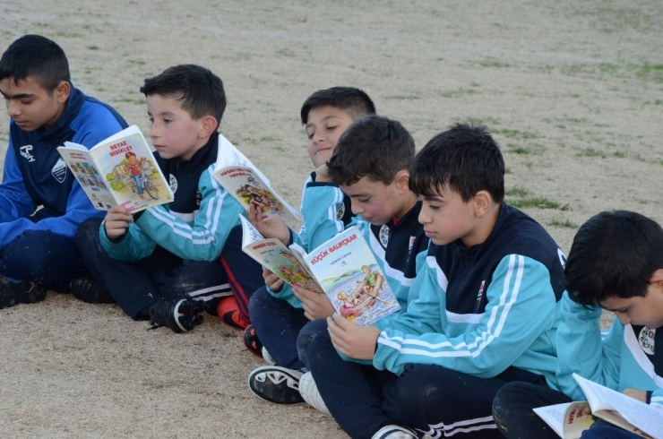 Antrenmandan Önce Yarım Saat Kitap Okuyorlar