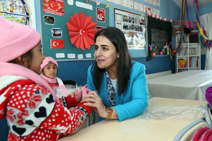 Mardin’de Öğrencilere Atkı, Bere Ve Eldiven Dağıtıldı