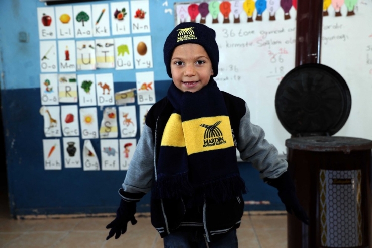 Mardin’de Öğrencilere Atkı, Bere Ve Eldiven Dağıtıldı