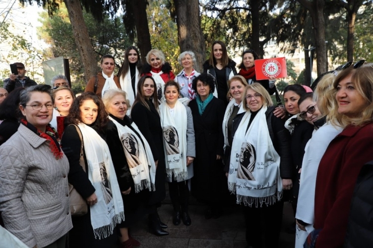 Büyükçekmeceli Kadınlar, Zübeyde Hanım’ı Kabri Başında Andı