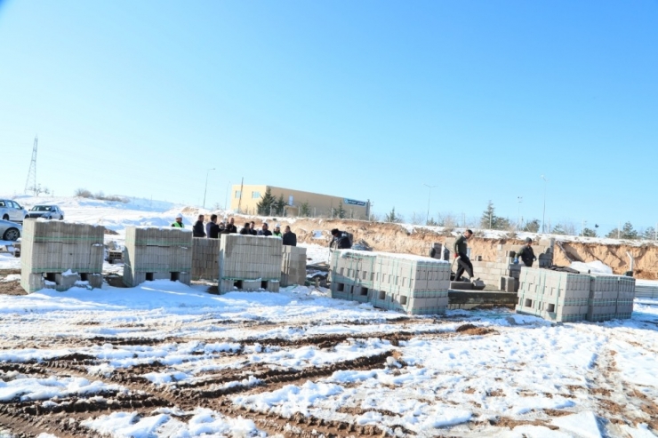 Başkan Arı, Tır Garajı İnşaat Alanında İncelemelerde Bulundu
