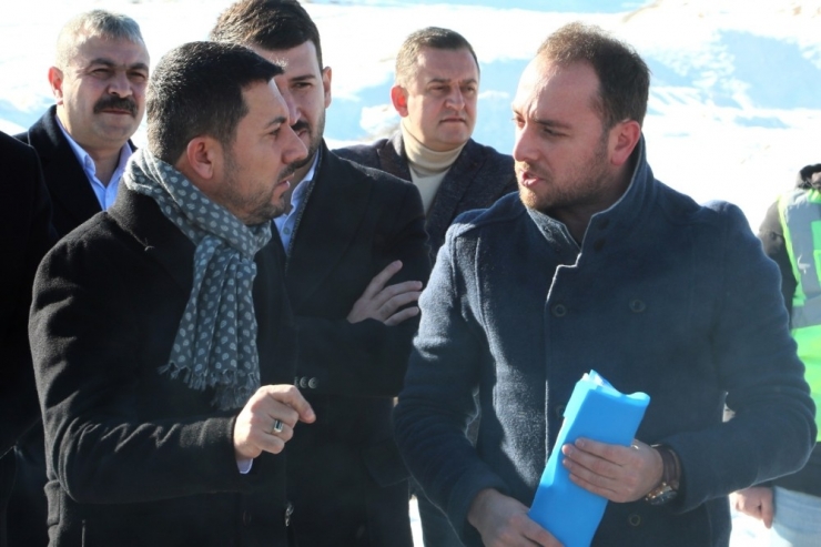 Başkan Arı, Tır Garajı İnşaat Alanında İncelemelerde Bulundu