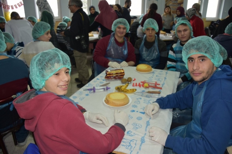 Özel Çocuklardan Pasta Yapma Etkinliği