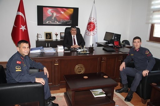 71 Yaşındaki Engelli Vatandaştan Kendisini Sırtına Alıp Yolun Karşısına Geçiren Jandarma Personeline Teşekkür