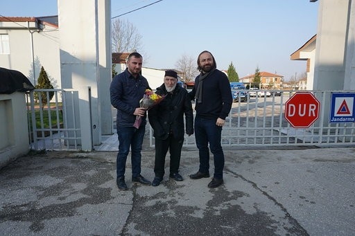 71 Yaşındaki Engelli Vatandaştan Kendisini Sırtına Alıp Yolun Karşısına Geçiren Jandarma Personeline Teşekkür