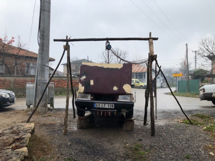 Sanayideki Ustaların Verdiği Fiyata Kızdı Aracını Kendi Tamir Etmeye Başladı