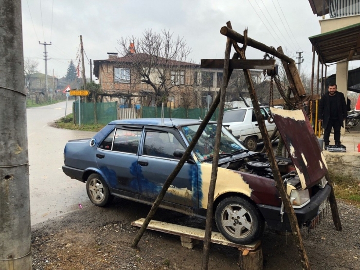 Sanayideki Ustaların Verdiği Fiyata Kızdı Aracını Kendi Tamir Etmeye Başladı