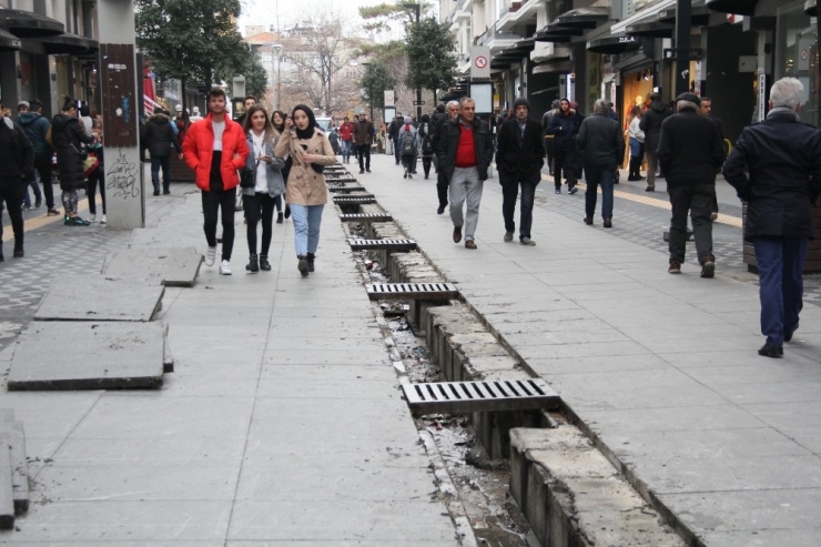 İstiklal Caddesi’ne İlk Kazma Vuruldu