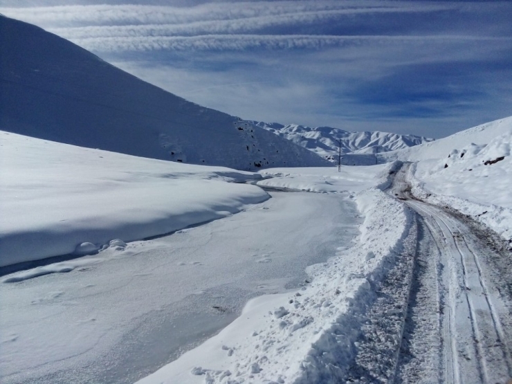Yeşilöz Deresi Dondu, 3 Bin Rakımlı Yayla Beyazlar İçinde Kaldı