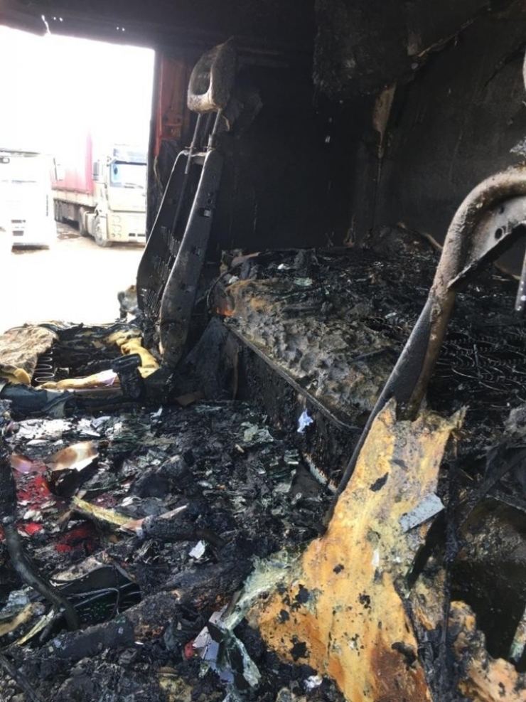 Cizre’de Park Halindeki Tır Alev Aldı