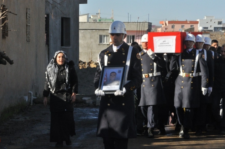 Şehit Güvenlik Korucusu Gözyaşları Arasında Toprağa Verildi