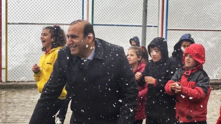 Uludere İlçe Milli Eğitim Müdürü Demirtaş Öğrencilerle Kartopu Oynadı