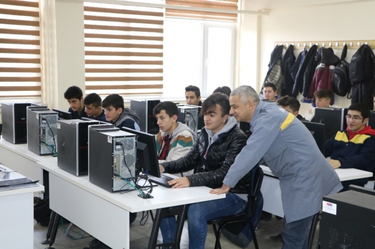 Yerli Otomobilin Teknikerleri Sivas’ta Yetişiyor