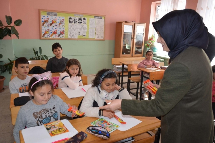 Öğrencilere Atkı Ve Bere Dağıtıldı