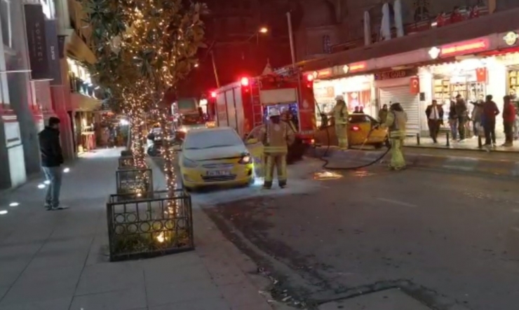 Taksim’de Ticari Taksi Yandı, Esnaf Yangın Tüpleriyle Müdahale Etti