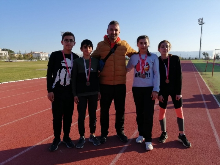 Milli Eğitim Müdürü Karataş, Madalya Alan Öğrencileri Ödüllendirdi